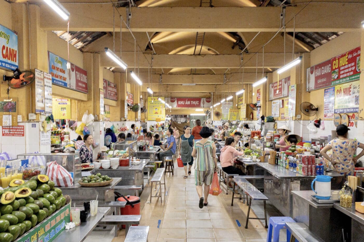 The main entrance of Cho Con Market with its bustling atmosphere